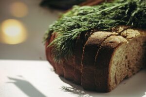 Pane senza glutine su un tavolo, simbolo di una dieta alternativa per la salute digestiva.