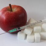 Mele fresche su un tavolo, simbolo di salute e regolazione della glicemia.