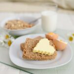 Colazione poco salutare con cibi ad alto contenuto di colesterolo e grassi.