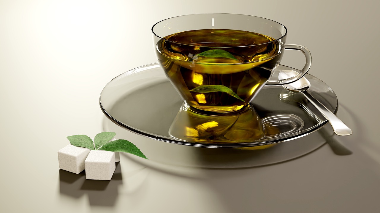 Tazza di tè verde fumante su un tavolo, simbolo di salute e benessere a lungo termine.