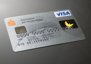 Carte di credito con cashback: il 5% di rimborso su ogni spesa, illustrate in un grafico informativo.