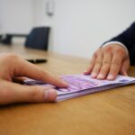 Immagine che illustra il concetto di pignoramento della pensione e il minimo vitale protetto.