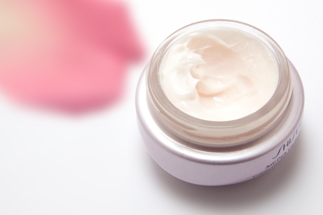 Crema per il viso su uno sfondo naturale, evidenziando la texture e il packaging.