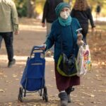 Pensionato riceve assistenza da badante, simbolo della nuova detrazione INPS per il supporto agli anziani.