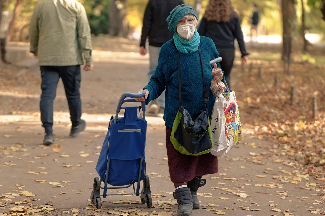 Pensionato riceve assistenza da badante, simbolo della nuova detrazione INPS per il supporto agli anziani.
