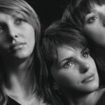 Giocatore di Affari Tuoi durante una sfida, con buste e pubblico entusiasta.