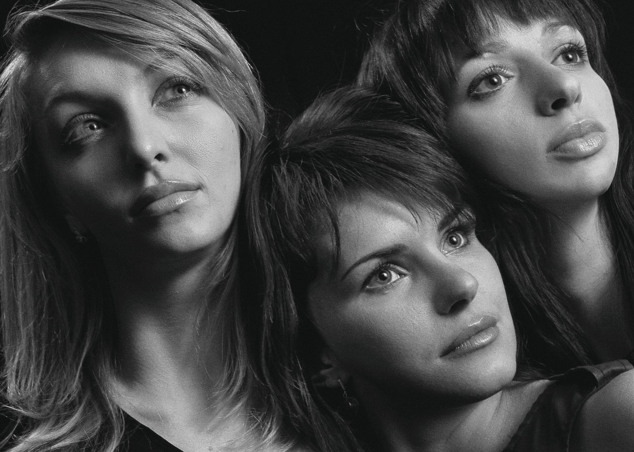 Giocatore di Affari Tuoi durante una sfida, con buste e pubblico entusiasta.