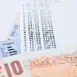 Uomo anziano sorride accanto a un'auto, simbolo dell'esenzione dal bollo auto per i settantenni dal 2026.