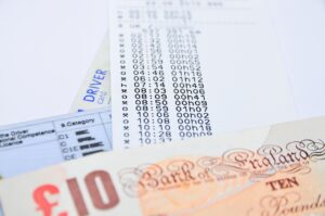 Due auto parcheggiate con un cartello che annuncia l'esenzione dal bollo auto per i giovani.