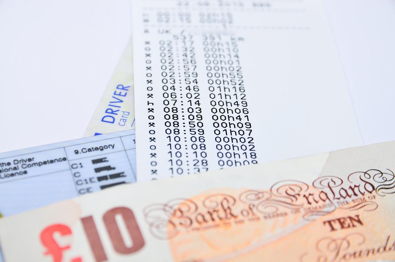 Due auto parcheggiate con un cartello che annuncia l'esenzione dal bollo auto per i giovani.