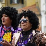 Concorrente di Affari Tuoi mentre seleziona un pacco sul palco del programma televisivo.