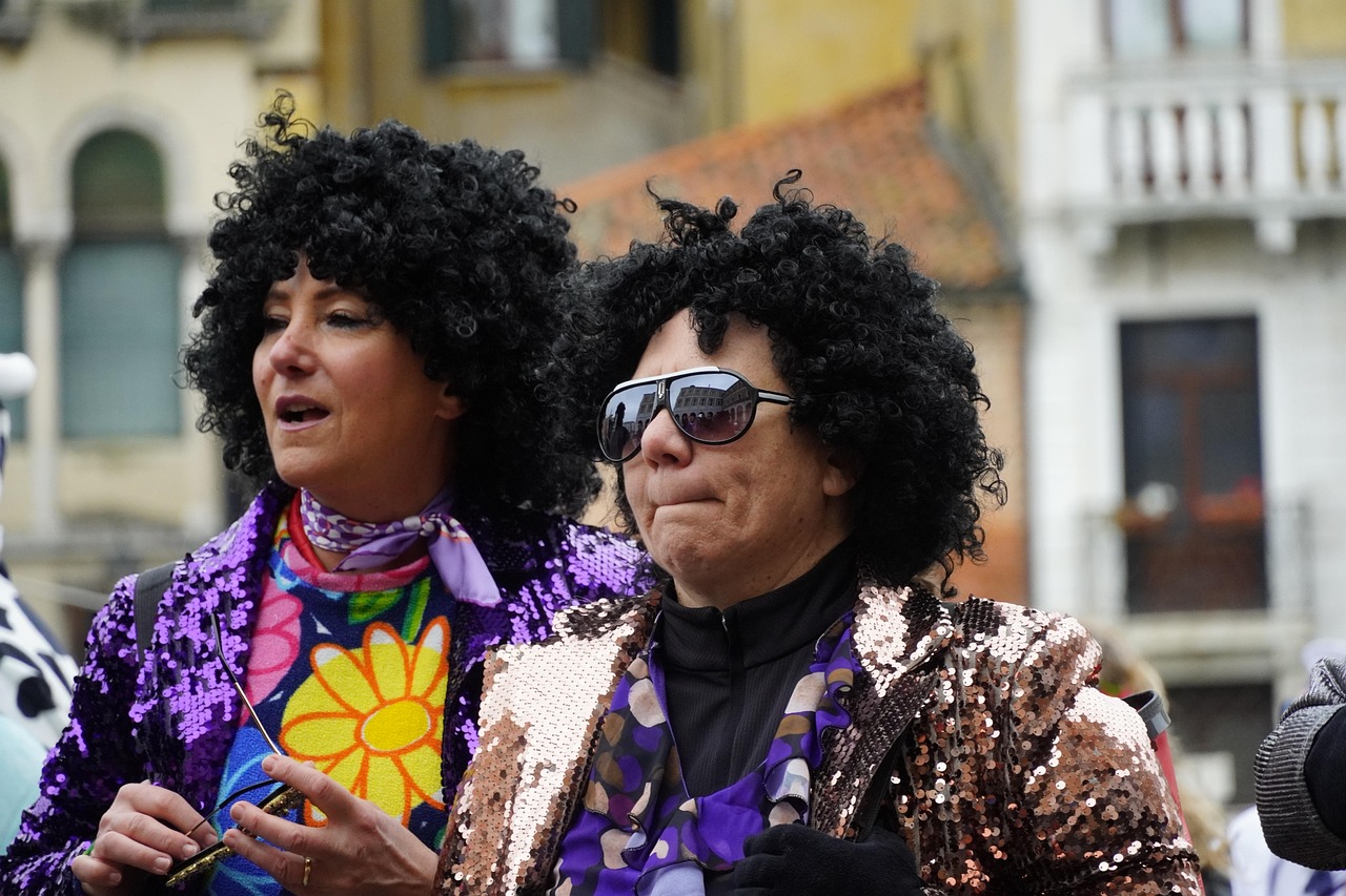 Concorrente di Affari Tuoi mentre seleziona un pacco sul palco del programma televisivo.
