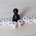 Grafico che illustra l'andamento dei BTP e strategie per evitare perdite finanziarie.