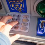 Bancomat con importo evidenziato che attiva la segnalazione per transazioni sospette.