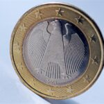 Moneta da 1 euro con l'aquila, simbolo di valore e patrimonio numismatico.