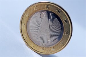 Moneta da 1 euro con l'aquila, simbolo di valore e patrimonio numismatico.
