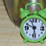 Immagine di una colazione sana con frutta e tè, simbolo di abitudini mattutine per depurare il fegato.