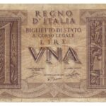Monete da 1000 lire italiane su un tavolo, simbolo del valore delle vecchie lire oggi.