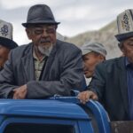 Uomo anziano sorride, simbolizzando l'esenzione dal Canone Rai per chi ha compiuto 75 anni.