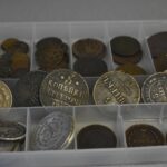Monete antiche esposte su un tavolo, pronte per la vendita e la valutazione da parte di esperti.