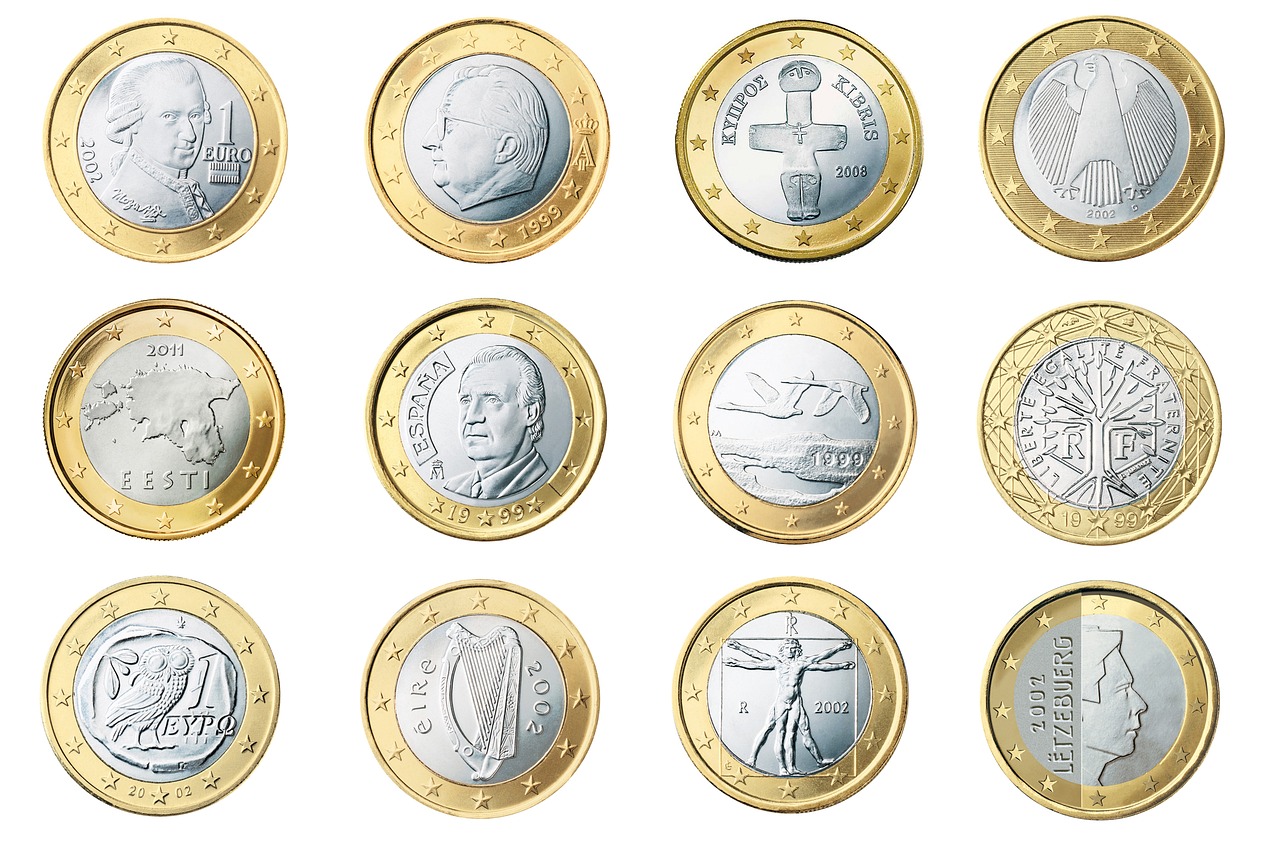 Monete da 1 euro rare in Europa, esposte su un tavolo con dettagli e design distintivi.