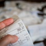 Immagine di un’auto con ganasce fiscali, simbolo del fermo amministrativo per bollo auto non pagato.