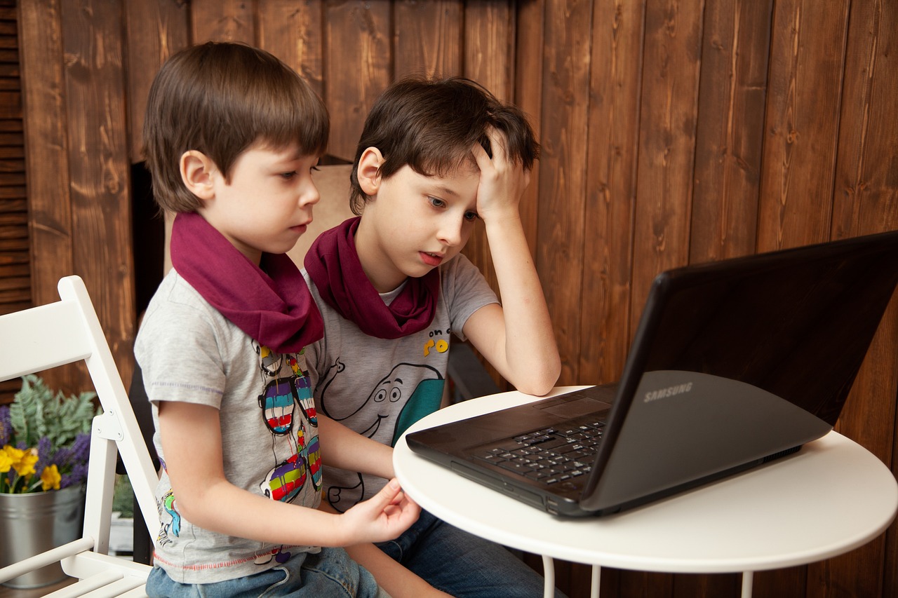 Genitore in smart working con laptop e bambino che gioca, simbolo delle nuove regole per famiglie.