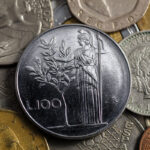 Monete da 5 lire italiane in esposizione, simbolo di collezionismo e valore crescente.