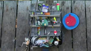 Canne pronte la sera prima: come organizzare montature e accessori senza ritrovare nodi e terminali schiacciati