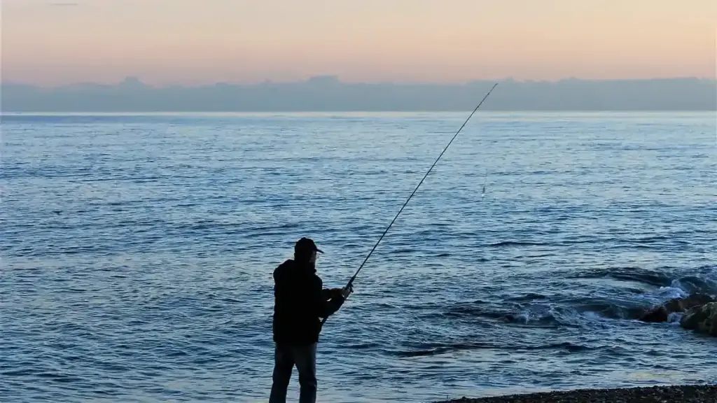 Mare mosso dopo il cambio di tempo: quando conviene pescare da riva e quando è meglio aspettare