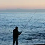 Mare mosso dopo il cambio di tempo: quando conviene pescare da riva e quando è meglio aspettare