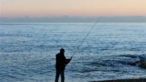 Mare mosso dopo il cambio di tempo: quando conviene pescare da riva e quando è meglio aspettare