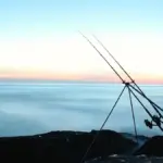 Pesca da riva con vento laterale: come adattare lancio e lenza senza perdere controllo
