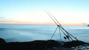 Pesca da riva con vento laterale: come adattare lancio e lenza senza perdere controllo