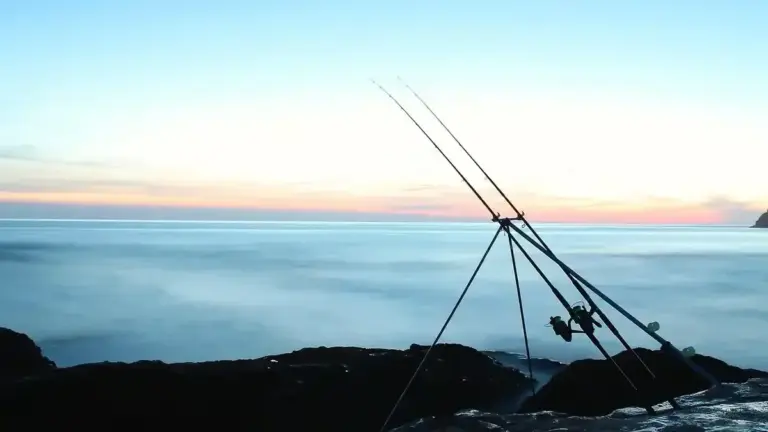 Pesca da riva con vento laterale: come adattare lancio e lenza senza perdere controllo