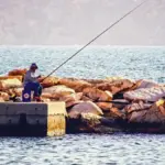 Pesca alla foce: come leggere il punto d’incontro tra corrente e mare