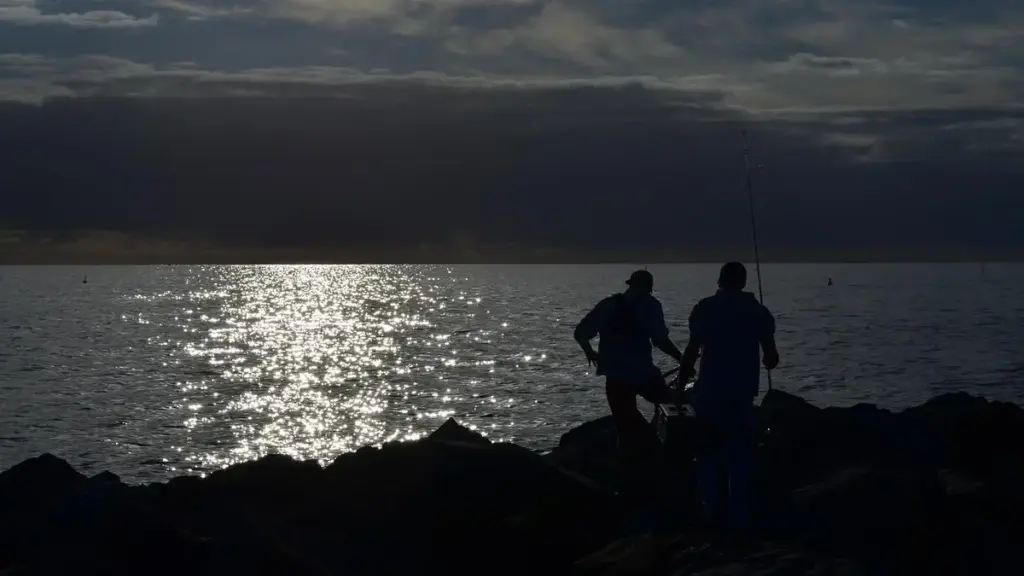 Pesca in mare con vento: come scegliere un tratto di costa riparato