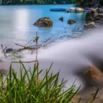 Pesca in lago con acqua torbida: come valutare sponde e insenature