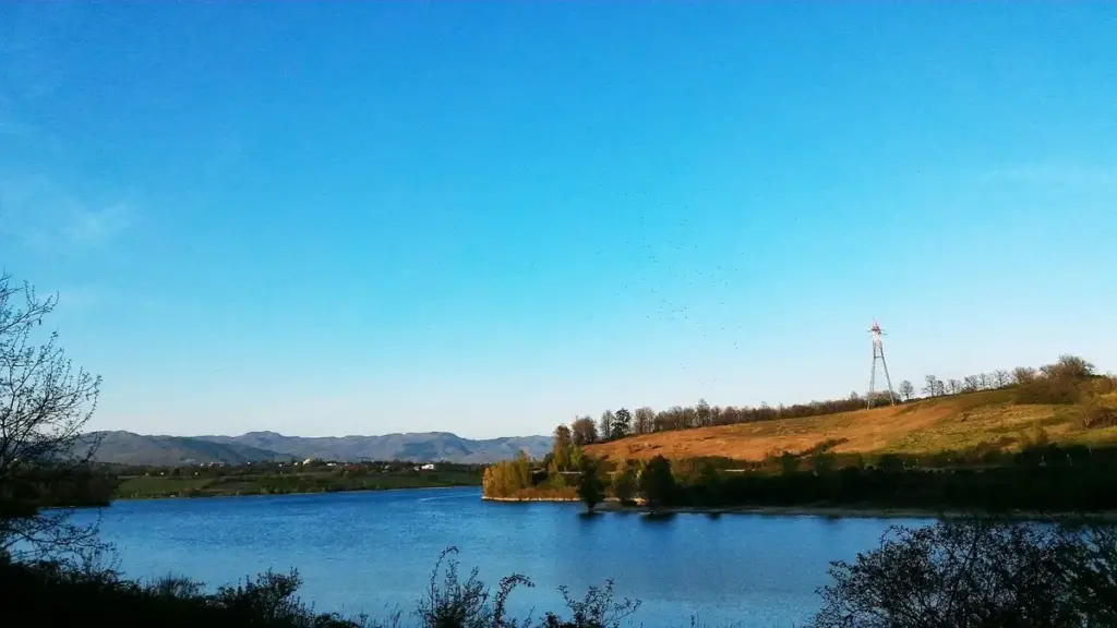 Pesca in lago con vento: come scegliere una sponda in base alla deriva superficiale