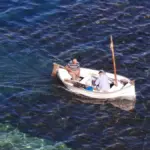 Pesca dalla barca alla deriva: come mantenere la lenza vicino alla verticale