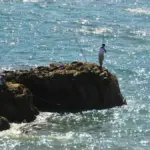 Pesca da scogliera bassa: come valutare onde e accessibilità