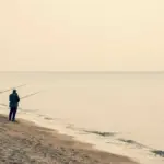 Pesca da spiaggia con mare calmo: quali segnali cercare sulla superficie