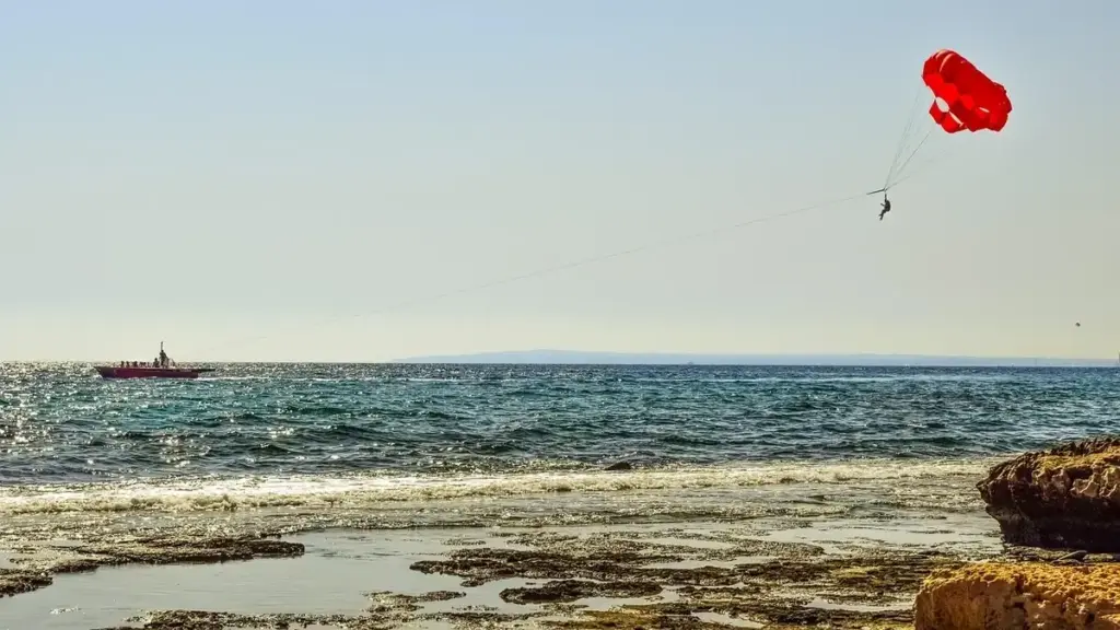 Pesca in spiaggia con bassa marea: come osservare il fondale esposto