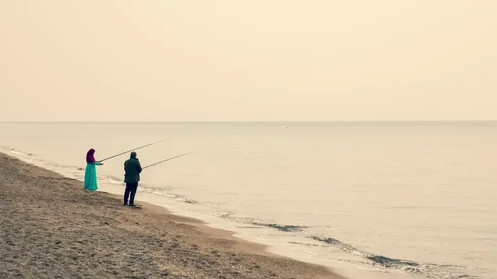 Pesca dalla riva con vento alle spalle: come controllare la traiettoria