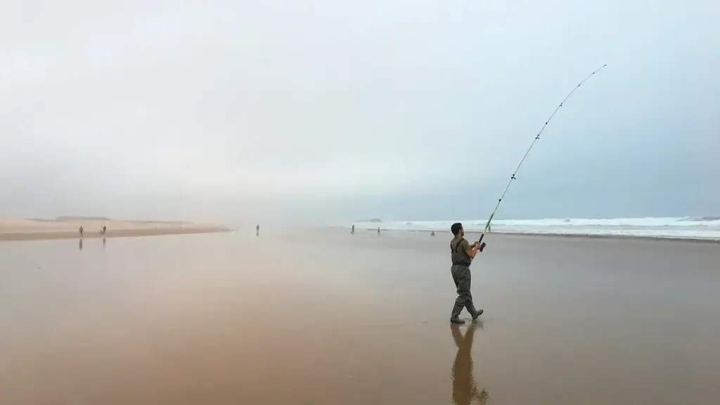 Pesca lungo una spiaggia con canaloni: come riconoscere le zone profonde